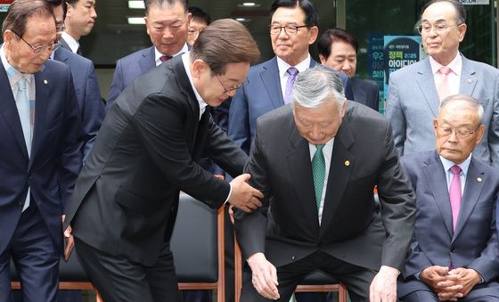 이중근 대한노인회장 부축하는 이재명 후보