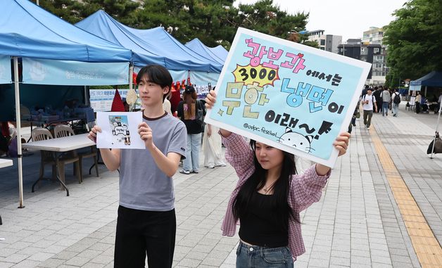 '우리 부스로 오세요'