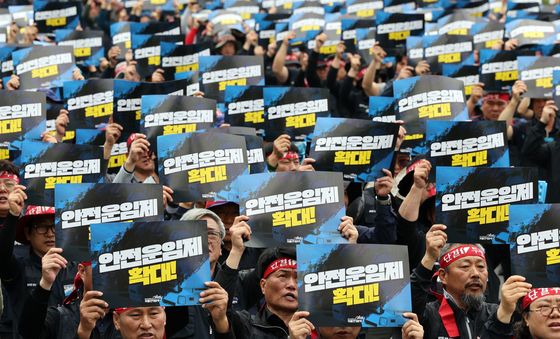 안전운임제 확대 촉구하는 화물노동자