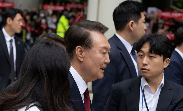 오전 공판 마친 윤석열 전 대통령