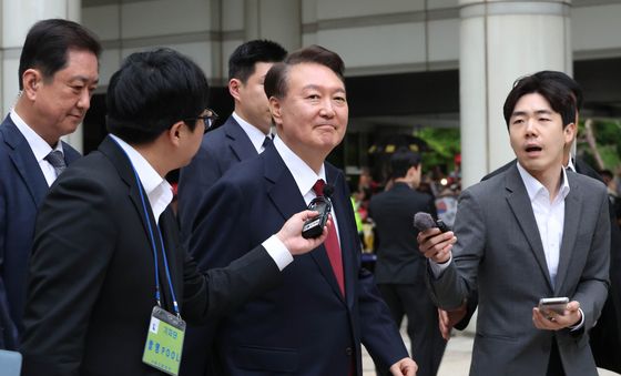 법정 나서는 윤석열 전 대통령