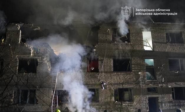 [포토] 러시아 군 포격 받은 자포리자의 연기 치솟는 건물