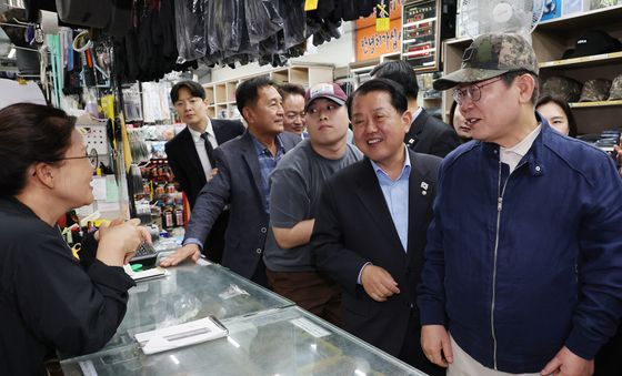 점경지역 군강점 상인과 대화 나누는 이재명