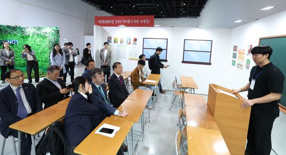 북한 소학교 세트장 체험하는 김영호 장관