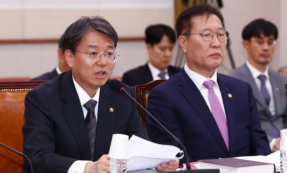 질의 답변하는 김정원 헌재 사무처장