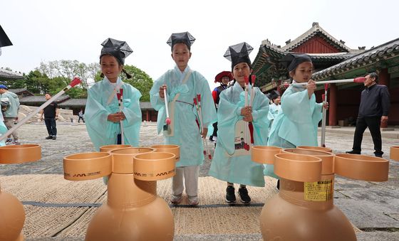 투호하는 어린이 유생들