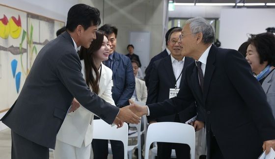 배우 박시은·진태현 부부와 인사하는 유인촌 장관