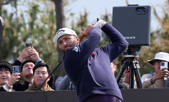 티샷하는 존 람