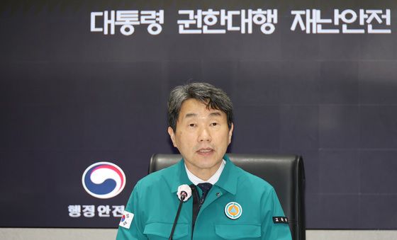 재난안전 현안점검 회의 나선 이주호 권한대행