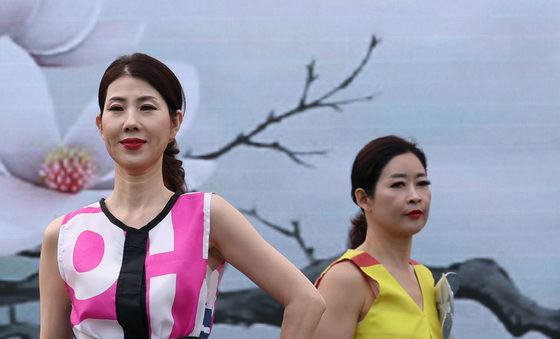 폐 현수막 활용한 패션쇼