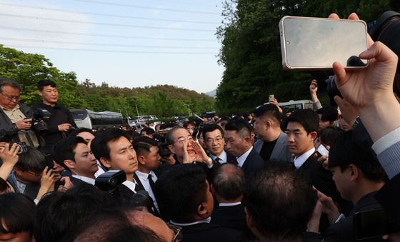 양손 대고 읍소하는 한덕수