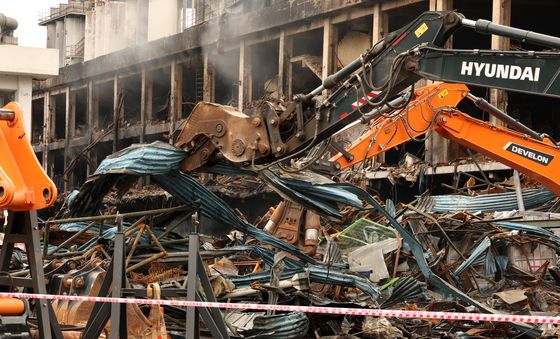 분주히 움직이는 장비들