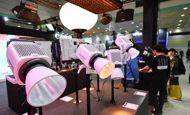 촬영용 조명 살펴보는 관람객들