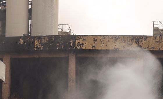 물 뿌리는 소방 당국