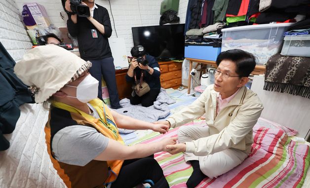 영등포 쪽방촌 찾은 김문수 후보