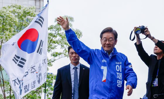 태극기 배경으로 손인사하는 이재명