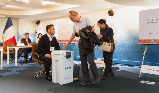 佛 재외투표 개시… 투표하는 교민들