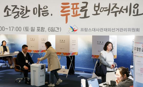 제21대 대선 재외투표 첫날… 투표소 찾은 파리 유권자들