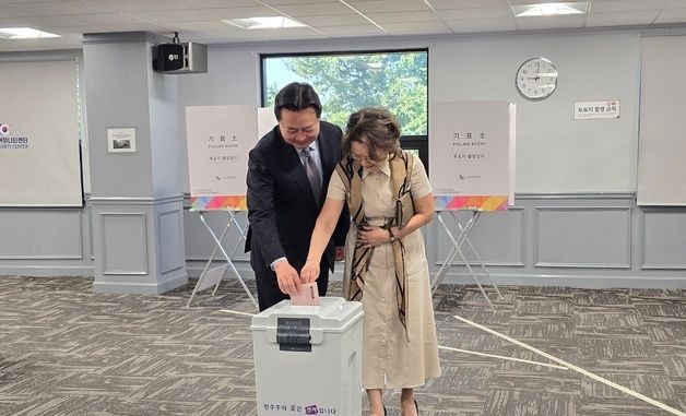 재외국민투표 첫날 투표하는 조현동 주미대사 부부