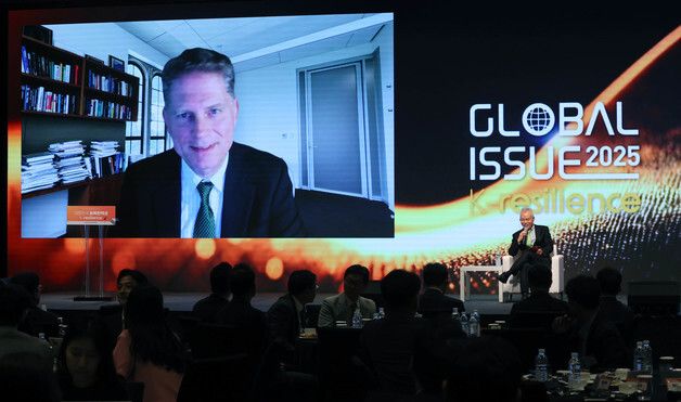 대담 나누는 백용호 이사장과 마커스 브루너마이어 교수