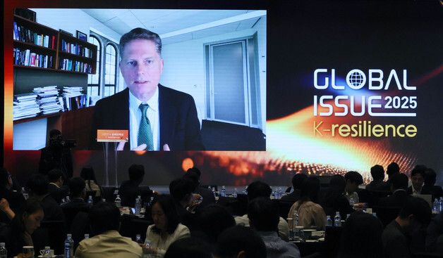 라이브 영상으로 강연하는 마커스 브루너마이어 교수