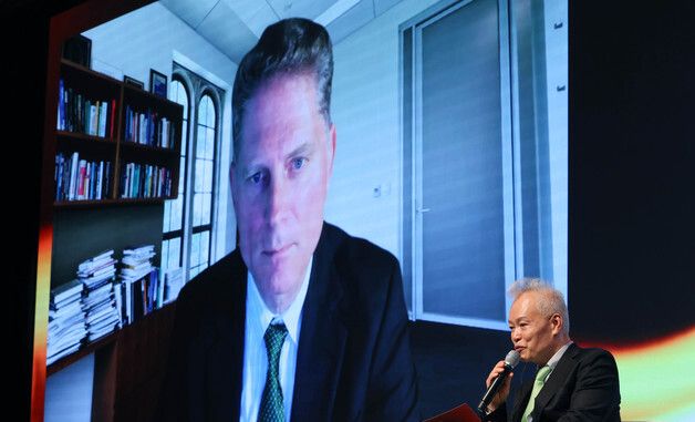 마커스 브루너마이어 교수와 대담 나누는 백용호 이사장