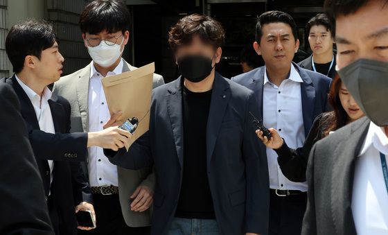 영장심사 마친 '허위 기사' 스카이데일리 기자