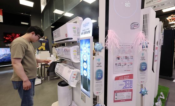 이른 더위와 잦은 비에 에어컨·제습기 매출 상승