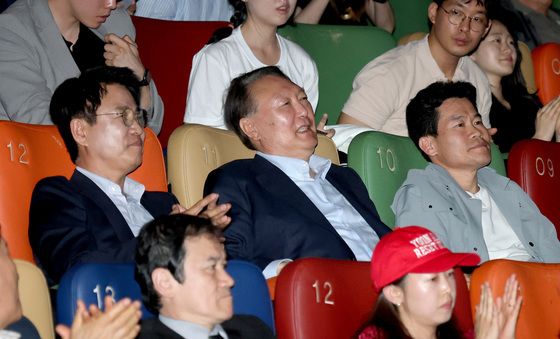 밝은 표정으로 영화 관람하는 윤 전 대통령