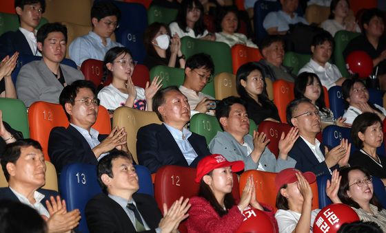 박수 받는 윤석열 전 대통령