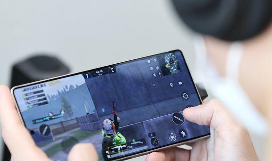 배그 모바일 즐기는 게이머