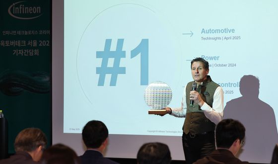 인피니언 300mm GaN 웨이퍼 들어보이는 마케팅 최고책임자