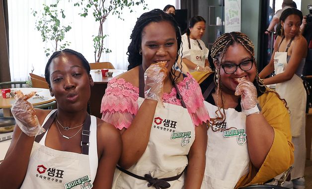 한식 만들기 체험하는 미 조지아대 학생들