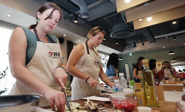 한식 만들기 체험하는 미 조지아대 학생들