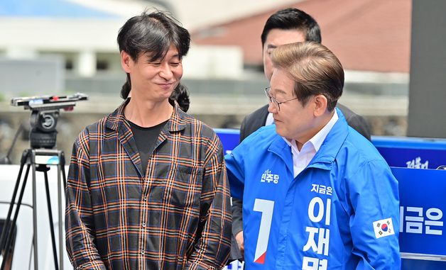 제주서 유세하는 이재명과 배우 박혁권