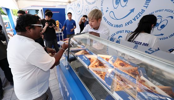 '피자데이' 비트피자 건네는 윤남노 셰프