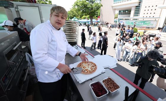 '피자데이' 맞아 비트피자 만드는 윤남노 셰프
