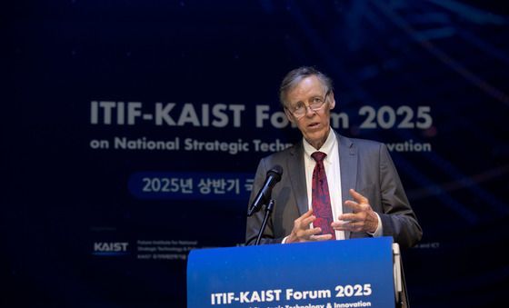 연설하는 로버트 앳킨슨 미국 정보기술혁신재단 회장