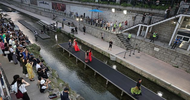 청계천에서 즐기는 패션쇼