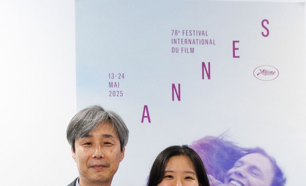 '첫여름', 칸영화제 라시네프 섹션 한국인 최초 1등…기념촬영하는 허가영 감독과 조근식 원장