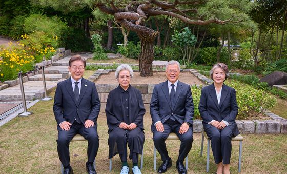이재명 후보, 권양숙 여사·문재인 전 대통령 부부와 함께