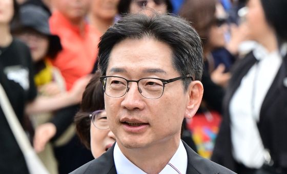 추도식 참석하는 김경수 위원장