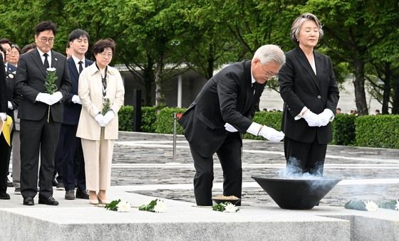 분향하는 문재인 전 대통령