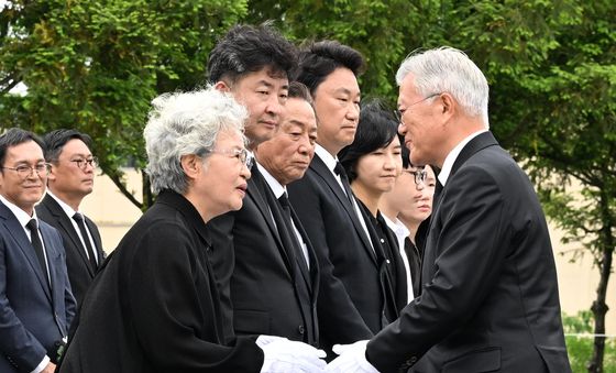 권양숙 여사 위로하는 문재인 전 대통령