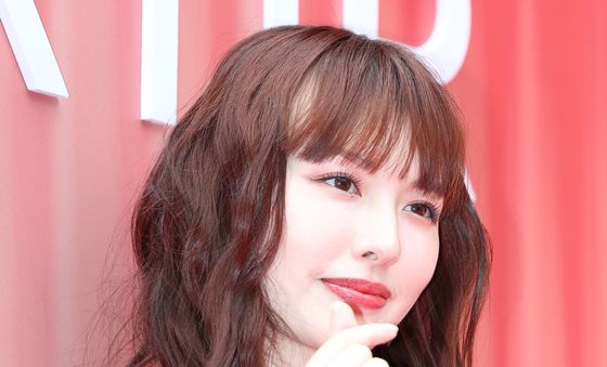 스즈키 에미, 새빨간 하트