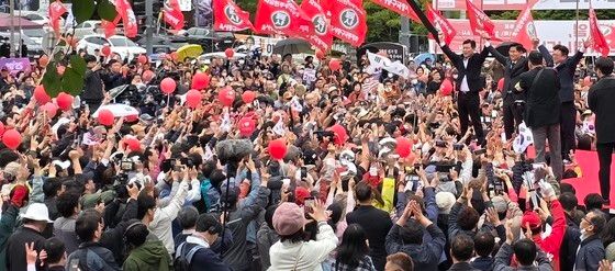 박정희 생가 방문해 지지 호소하는 김문수