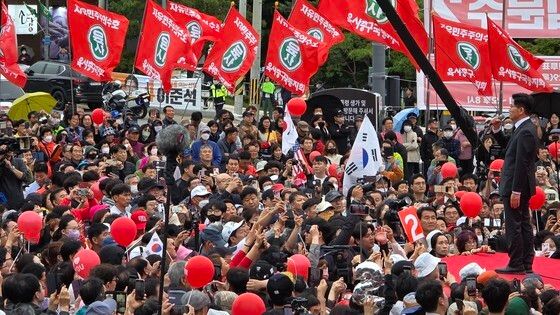 박정희 생가 방문해 지지 호소하는 김문수