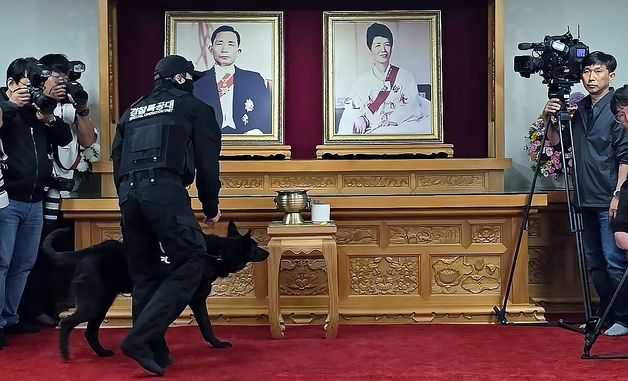 박정희 대통령 생가 안전 체크하는 폭발물 탐지견