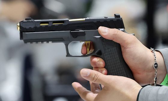 정교한 모형 총기