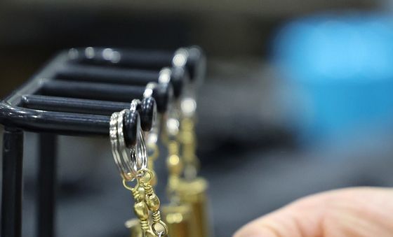 '탄피 열쇠고리 어떤가요?'